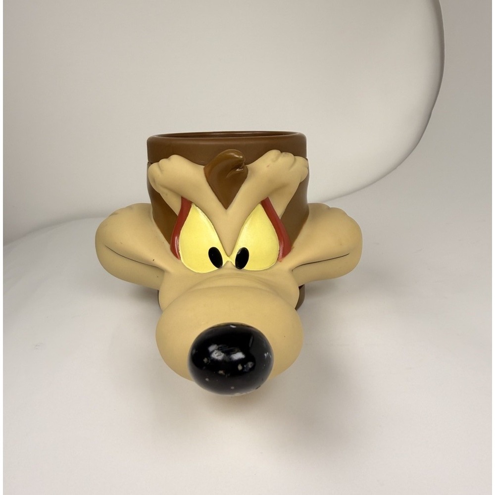 Vintage‎ 1993 Warner Brothers Looney Tunes Wile E. Coyote 3D Mug/Cup